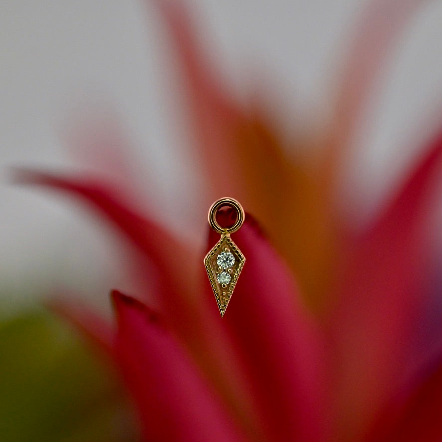 16g Charm with Dario - Navel Facing