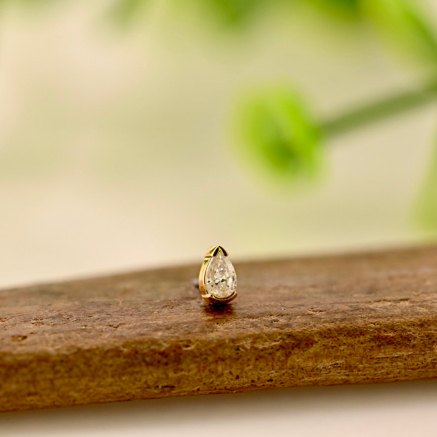 18K Pear V Prong End