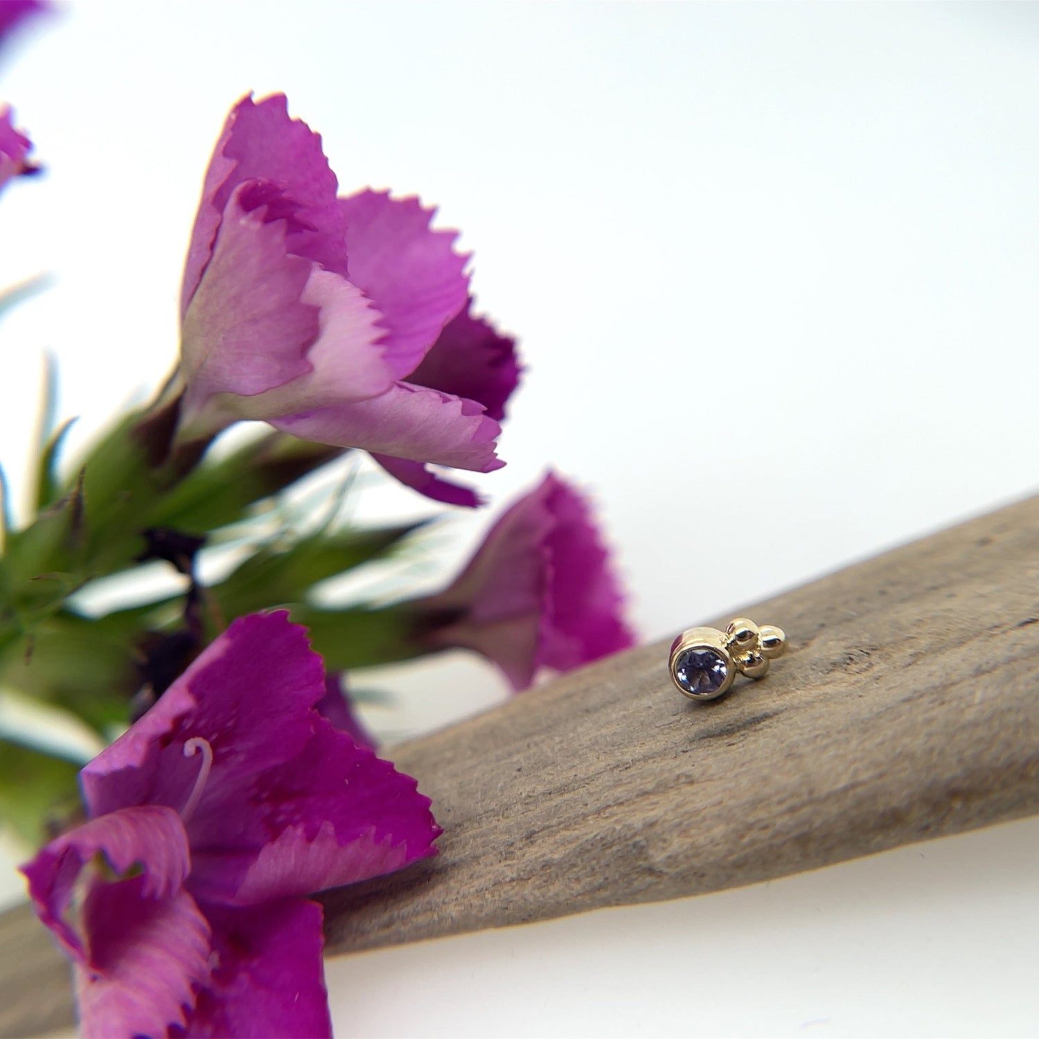 2mm Round Bezel with Tri Bead Accent - Agave in Bloom