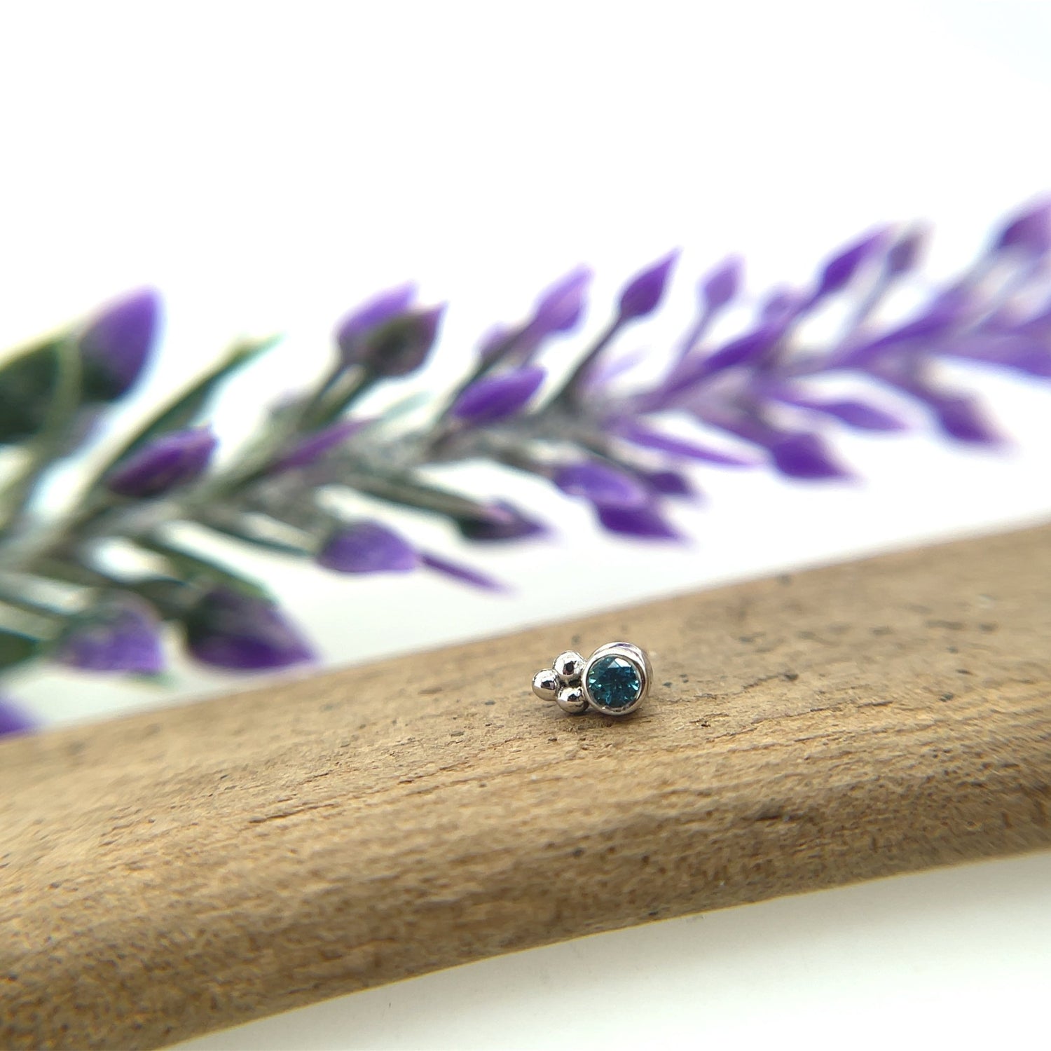 2mm Round Bezel with Tri Bead Accent - Agave in Bloom