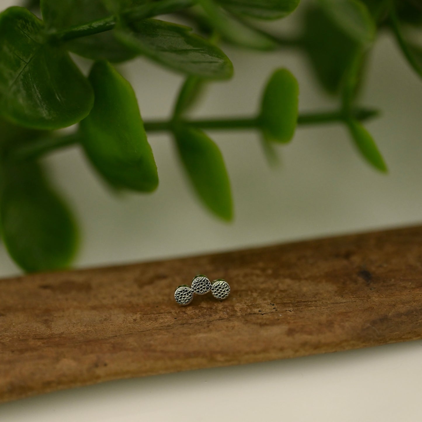 Tri Disc Curved Cluster - Pave Texture