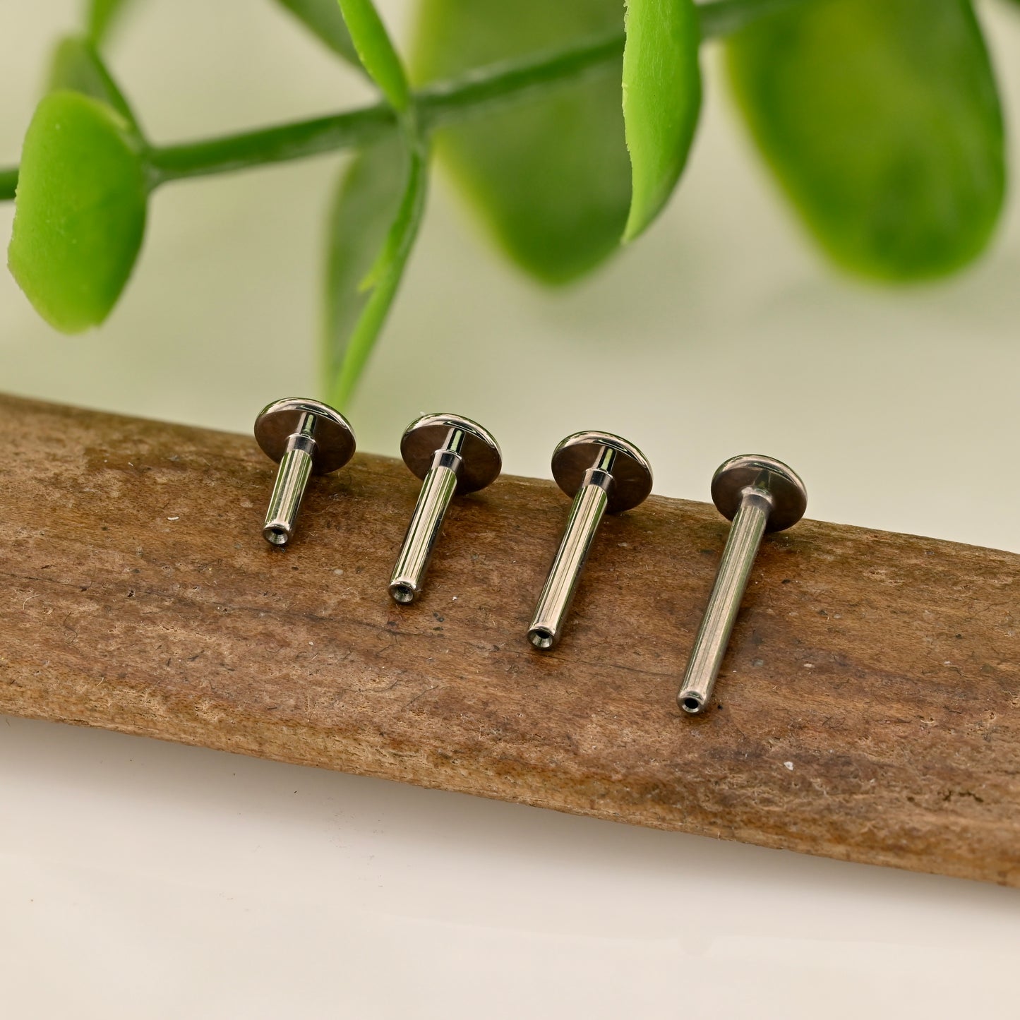 16g Threadless Titanium Labret Post
