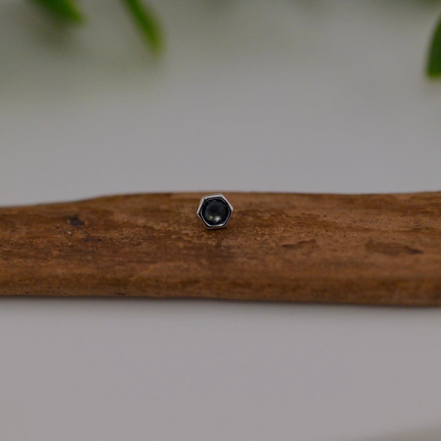 4mm Single Honeycomb with Gemstone - Threadless